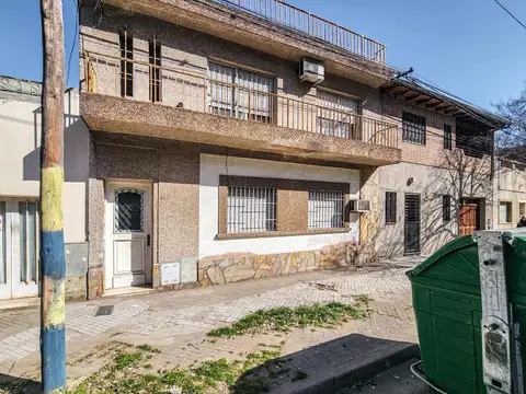 Casa en planta baja con 2 dormitorios más comodín y gran jardín en Luis Agote