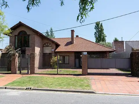 484 E/ 23 Y 24: CASA EN VENTA 3 DORMITORIOS