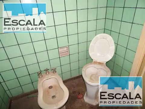 CASA DE DOS DORMITORIOS Y LOCAL DE 4M X 4M EN VENTA ZONA SUR