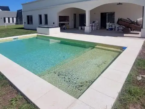 Casa 5 ambientes con 4 baños