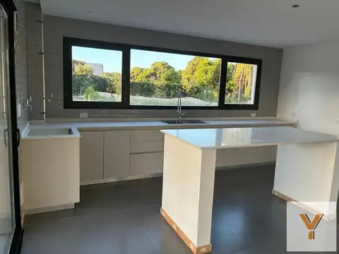 Casa 6 ambientes con 3 baños