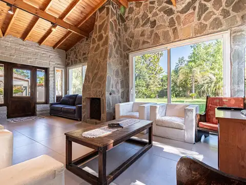 Casa en Alquiler con 6 cocheras