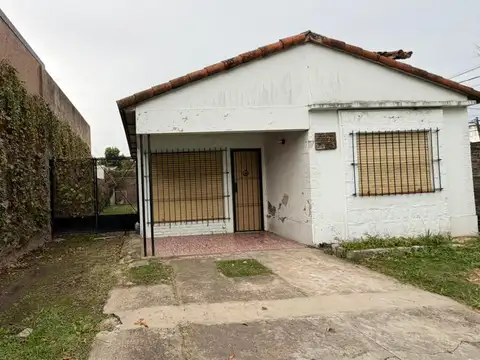 CASA UBICADA EN EL CENTRO DE DERQUI - EXCELENTE UBICACION A METROS DE LA ESTACION DE TREN