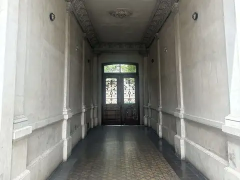 Inmejorable lote con construcción a la venta. Gran capacidad constructiva y excelente ubicación.