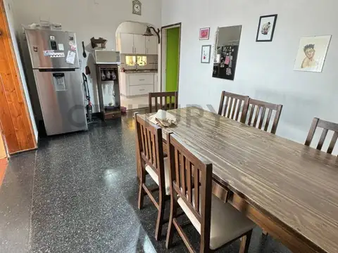 Casa 6 ambientes con 2 baños