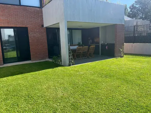 Casa en alquiler 3 ambientes con Jardín Santa Ana Joven