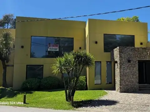 Casa en Venta con 2 cocheras