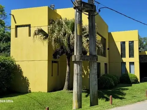 Casa 6 ambientes con 4 baños