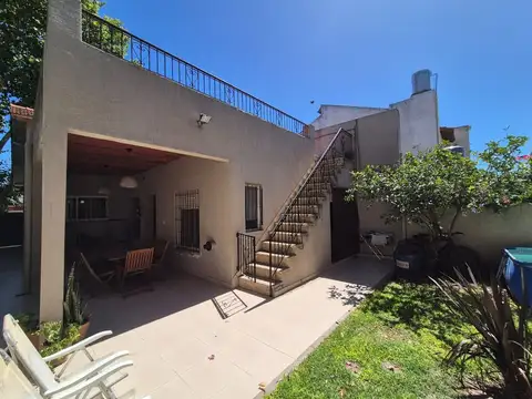 CASA 4 AMBIENTES CON COCHERA EN BERNAL EN VENTA