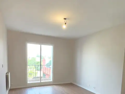 Alquiler Excelente Departamento de 3 Ambientes Reciclado en Coghlan