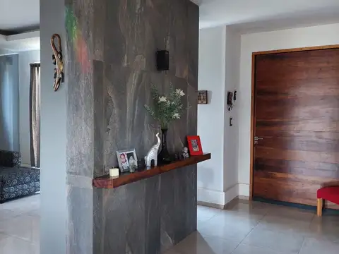 Casa 8 ambientes con 4 baños