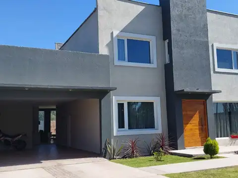 VENTA HERMOSA CASA DE CATEGORIA EN  SAN RAFAEL