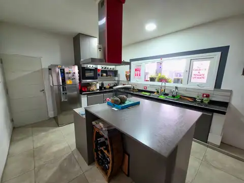 Casa en Venta con 3 cocheras