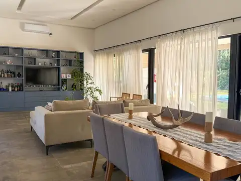 Casa en Venta con 2 cocheras