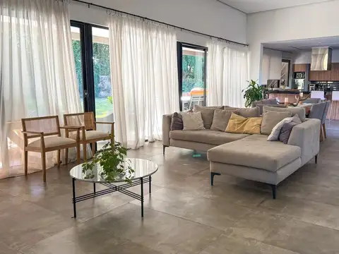 Casa 5 ambientes con 2 baños