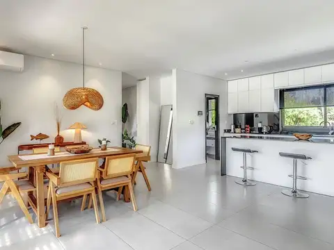 Casa en Alquiler con 2 cocheras
