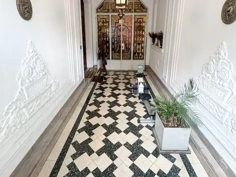 Hermosa casa de 8 amb en dos plantas con Patio y Terraza.