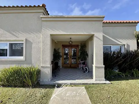 Casa en Venta. Fondo a la laguna. 3 dormitorios. Pileta. Parrilla. Barrio Cerrado