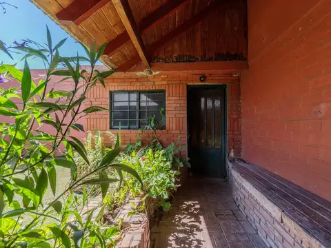 Casa 7 ambientes con 2 baños