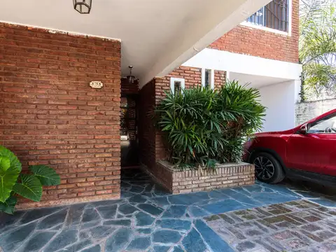 Casa 7 ambientes con 2 baños
