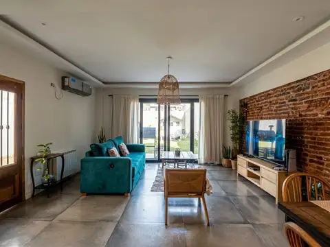 Casa en Venta con 3 cocheras