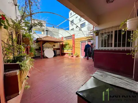 CASA 5 AMBIENTES CON GARAJE Y PATIO.