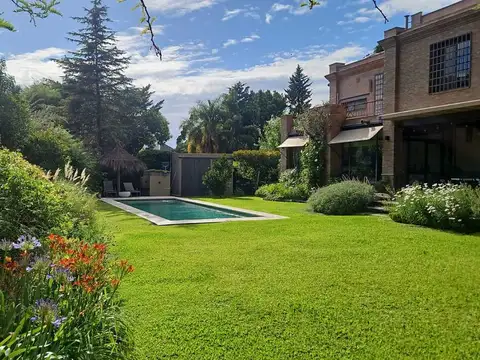 Casa + Oficina independiente | 4 dormitorios | Quincho I Piscina en "La Carolina" a mts Las Delicias