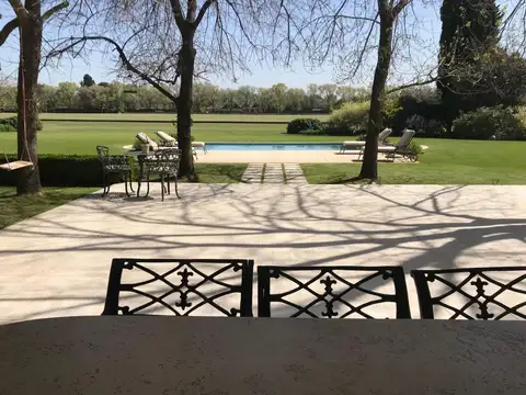 Imponente casa sobre cancha de polo principal en Tortugas CC