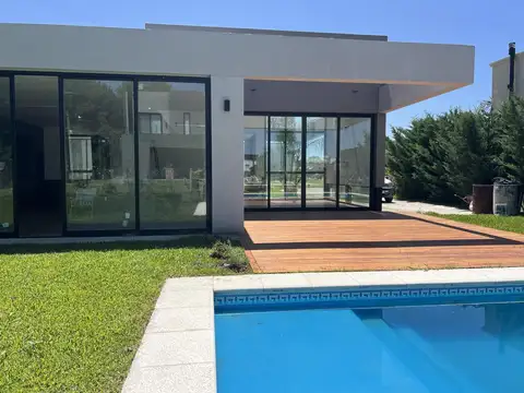 Casa 4 ambientes con 4 baños