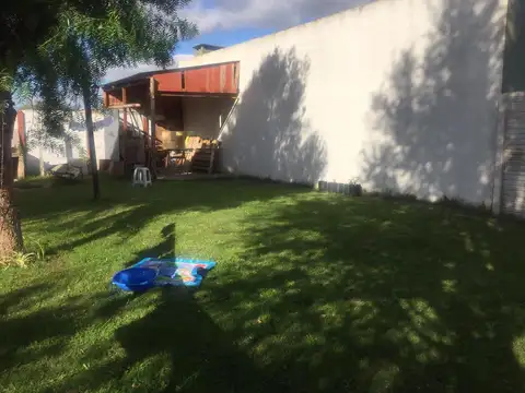 Casa venta 2 dormitorios 2 baños 2 cocheras 1 patio - 434 mts2 - Chascomús