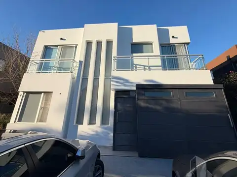 Casa en dos plantas, 6 ambientes en venta - Barrio Privado Los Troncos