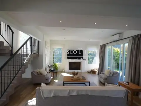 Casa en Venta con 2 cocheras