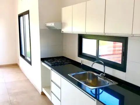 Casa 4 ambientes con 2 baños