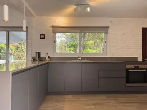 Casa en Alquiler Temporal con 2 cocheras