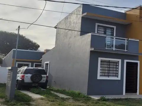   VENTA | Casa 3 Ambientes al Frente a 100 mts del Mar + Entrada para 2 Autos  