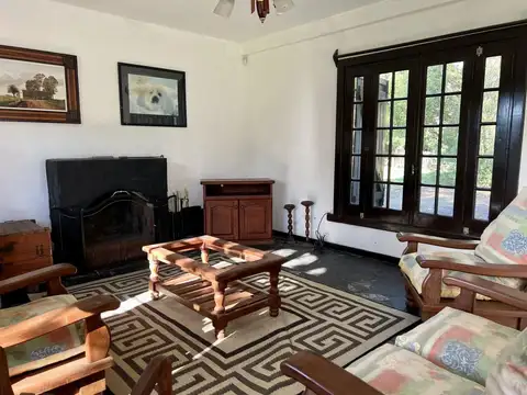 Imponente Casa Quinta Estilo Castillo sobre 2 lotes con pileta