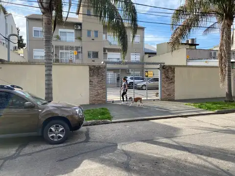 Cochera descubierta en edificio.