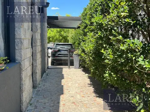Casa en Alquiler con 2 cocheras
