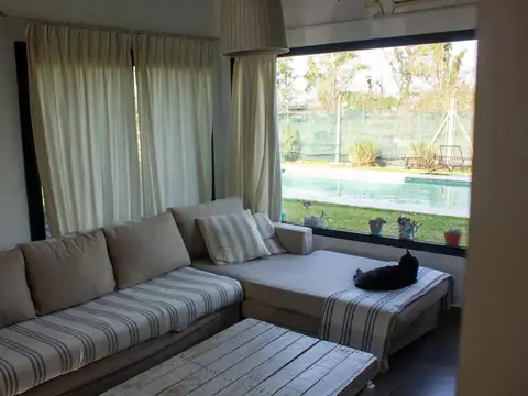 Casa 6 ambientes con 4 baños