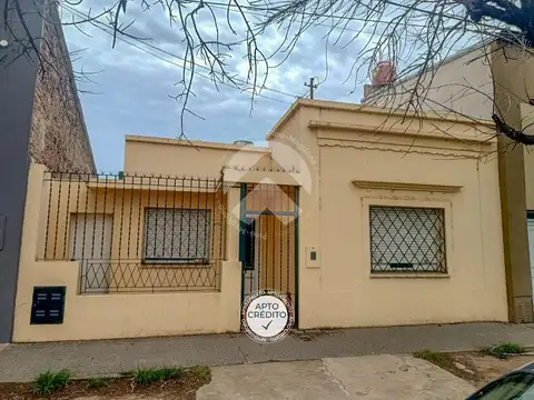 VENTA - CASA SOBRE BV. PELLEGRINI - 2 DORM. Y PATIO
