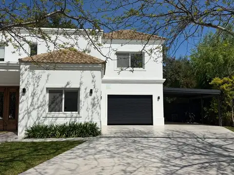 Casa en Venta con 3 cocheras