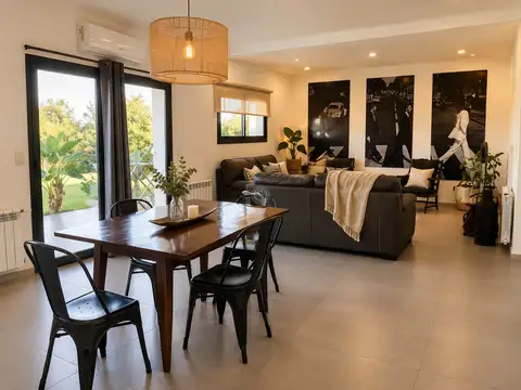 Casa en Venta con 2 cocheras