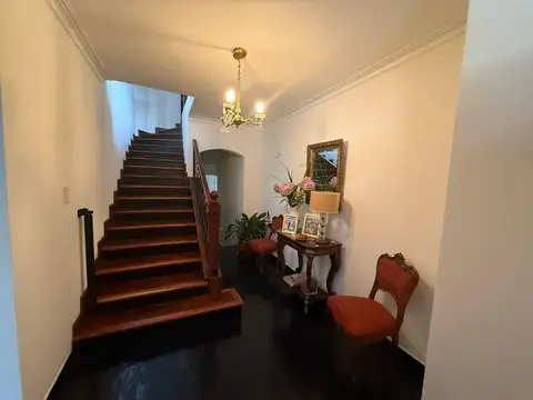 Casa 7 ambientes con 2 baños