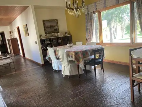 Casa 6 ambientes con 5 baños