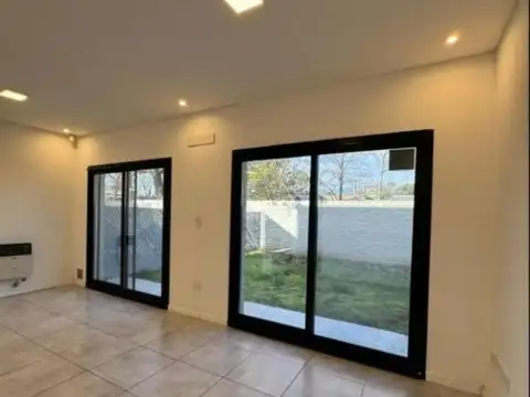 Casa de tres dormitorios en complejo con Pileta y quincho