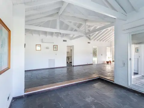 Casa en Alquiler con 2 cocheras