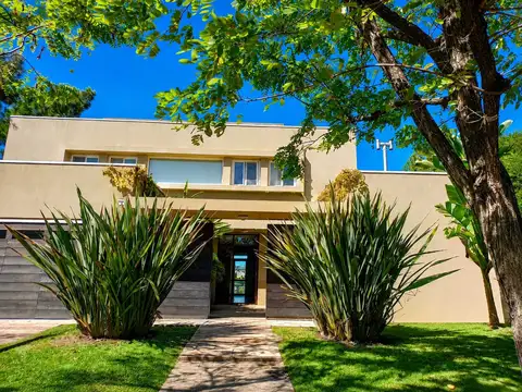 Casa en Venta con 2 cocheras