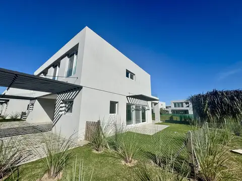 TOWNHOUSE EN VENTA EN PILARÁ | ESQUINA - 3 DORMITORIOS - JARDÍN PROPIO