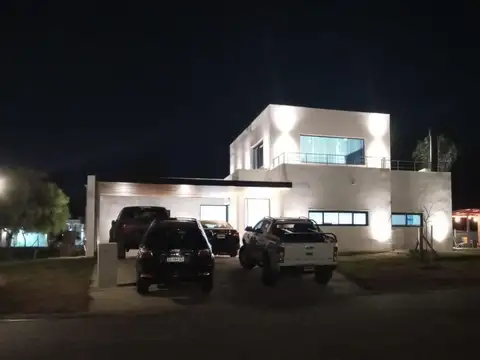 Casa en Alquiler con 6 cocheras