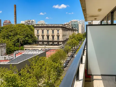 Departamento monoambiente con cochera y balcón en venta en Barrio Norte, CABA